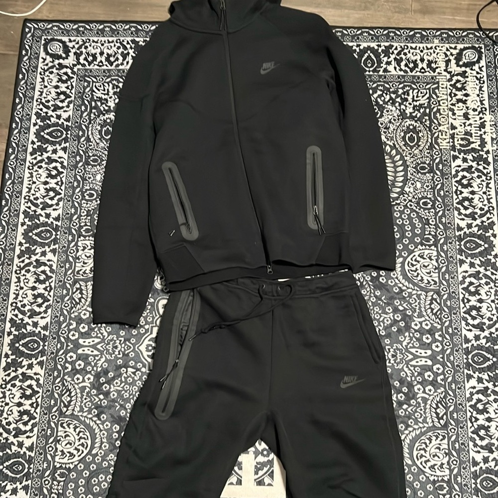 black nike tech suit